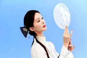 金晨惊艳舞姿穿青花瓷刺绣服，一颦一笑太迷人