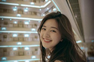 赵露思仙甜写真集：气质女神欢脱随拍