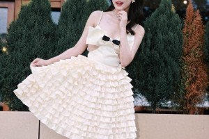 李艺彤最新写真集：魅力瞬间全记录