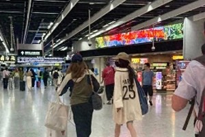 杨幂松弛感穿搭引热议 小糯米身高遗传妈妈