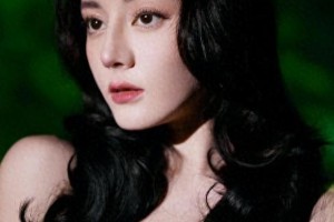 迪丽热巴黑金艳后造型：时尚破圈的巅峰之作