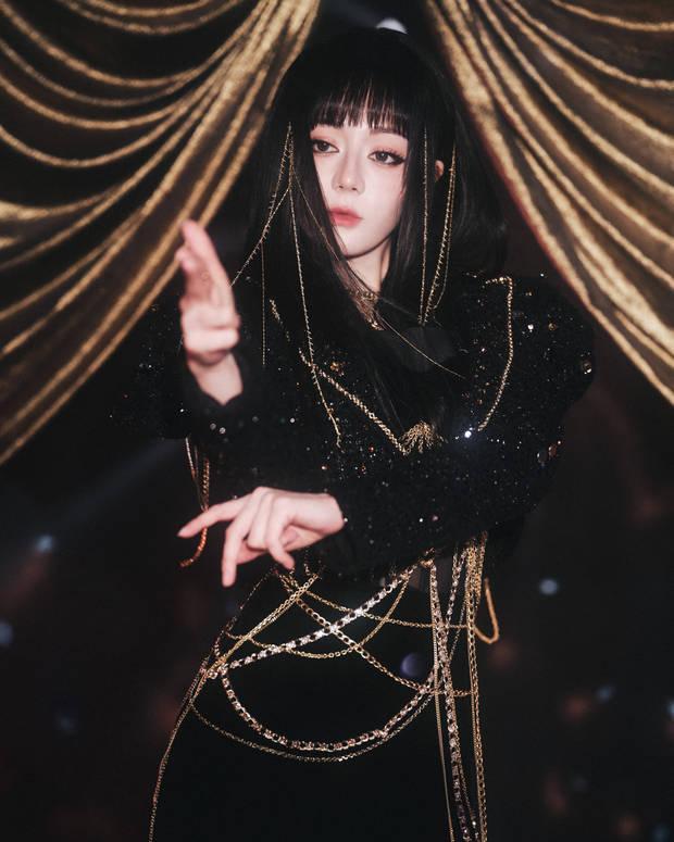 迪丽热巴性感造型