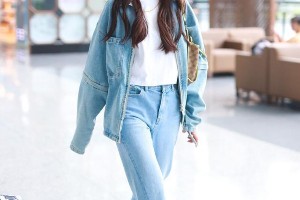 宋妍霏素色牛仔穿搭现身机场，大步迈进身材佳