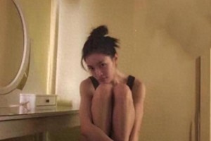钟楚曦与外籍男友亲密合照曝光，床上神秘物品引热议
