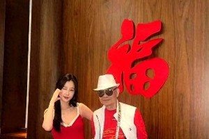 虞书欣穿红裙与爷爷共度新年，温馨喜庆明艳动人