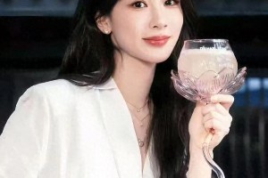 杨紫高定造型惊艳 时尚演艺双开花