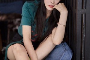 伊能静50岁写真惊艳网友，少女感十足穿搭解析
