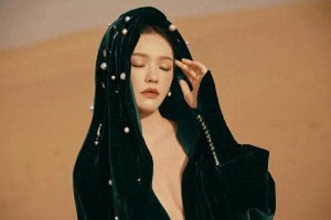 林允沙漠深V礼服写真 异域风情火辣吸睛